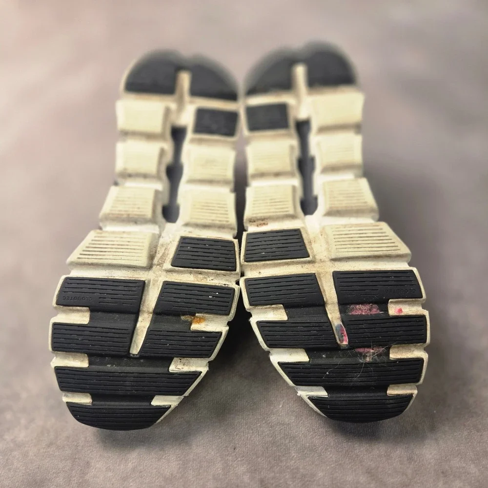 On Cloud 5 Womens Running Shoes Black White 59.98919 Size 7.5 Sneakers